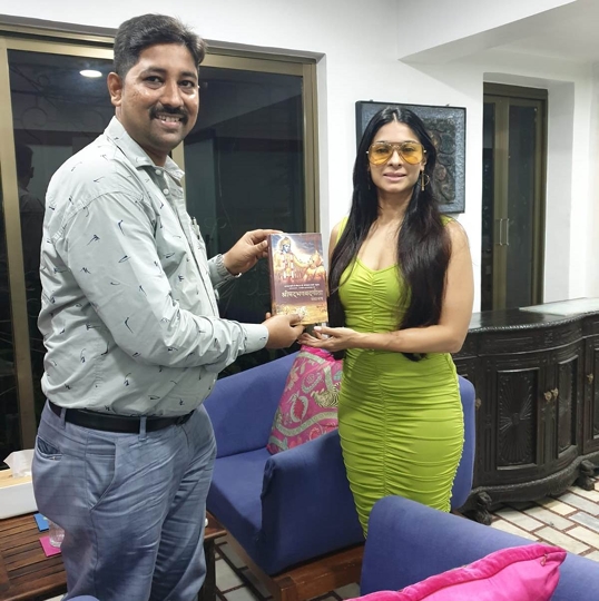 Dr  KRISHNA CHOUHAN HONORED ACTRESS TANISHA MUKHERJEE WITH THE AWARD NAMED  LEGEND DADASAHEB PHALKE AWARD 2021