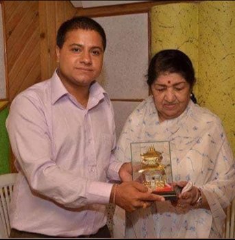 लता मंगेशकर के साथ काम कर चुके प्रसिद्ध संगीतकार शिखर संतोष का नया म्युज़िक वीडियो “तू ही तो है” 10 फरवरी को रेड रिब्बन म्युज़िक द्वारा  रिलीज हुआ है ।