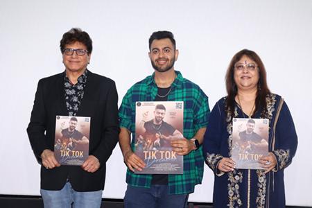 सोशल मीडिया प्यार को दर्शाते म्युज़िक वीडियो “टिक टॉक ड्रीम्स” से डेब्यू कर रहे है ऎक्टर डैनिएल; निर्देशक निलेश मल्होत्रा और सह निर्देशक डॉ. सुरैना मल्होत्रा ने किया डायरेक्ट