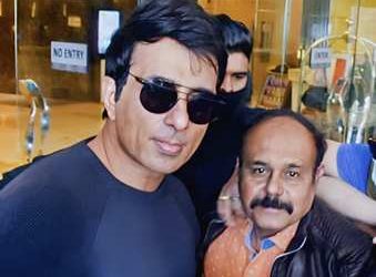 Sunil Sonhiya Received Rastriya Achiever Award In Mumbai By The Hands Of Actor/Director & Producer Of Creative Eye